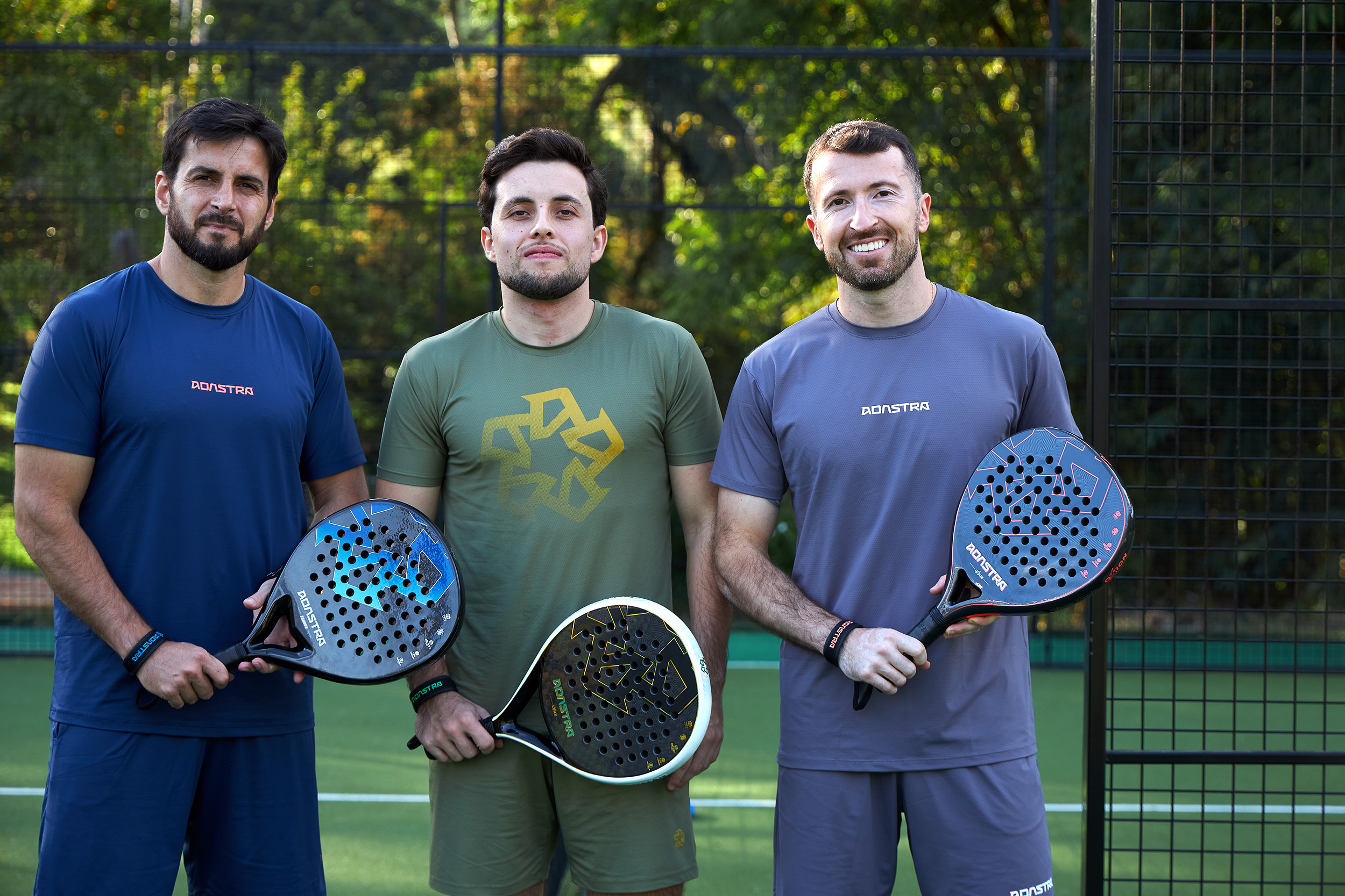 Stefano Flores, João Pedro Flores e Lucas Cunha com suas raquetes Adastra